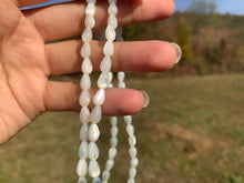 Charger l'image dans la galerie, Perles en nacre blanche forme goutte