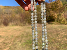 Charger l'image dans la galerie, Perles en labradorite, forme diamant entre 6 et 10mm