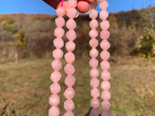Charger l'image dans la galerie, Perles en quartz rose, forme diamant entre 6 et 10mm