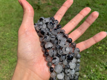 Charger l'image dans la galerie, Perles en quartz avec inclusions de tourmaline entre 8 et 12mm, QTT