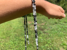 Charger l'image dans la galerie, Perles en quartz avec inclusions de tourmaline entre 4 et 12mm, QTU