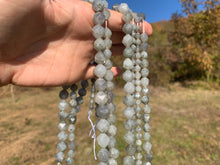 Charger l'image dans la galerie, Perles en labradorite, forme diamant entre 6 et 10mm