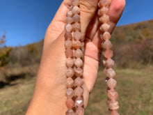Charger l'image dans la galerie, Perles en pierre de lune pêche, forme diamant entre 8 et 10mm
