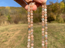Charger l'image dans la galerie, Perles en pierre de lune multicolore facettée entre 6 et 10mm