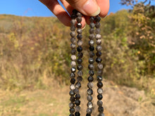 Charger l'image dans la galerie, Perles en obsidienne argentée, forme diamant entre 6 et 10mm