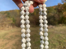 Charger l'image dans la galerie, Perles en howlite, forme diamant entre 6 et 10mm