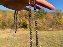 Charger l'image dans la galerie, Perles en iolite facettée entre 2 et 7mm