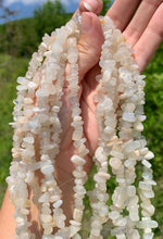 Charger l'image dans la galerie, Perles en pierre de lune blanche, forme chips
