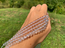 Charger l'image dans la galerie, Perles en cristal de roche quasiment sans inclusions entre 2 et 20mm