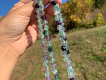 Charger l'image dans la galerie, Perles en fluorite / fluorine forme diamant entre 6 et 10mm