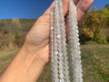 Charger l'image dans la galerie, Perles en pierre de lune blanche entre 6 et 10mm PLBT