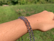 Charger l'image dans la galerie, Perles en quartz avec inclusions de tourmaline entre 4 et 8mm QTQ