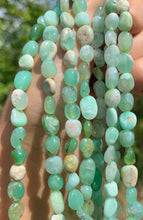Charger l'image dans la galerie, Perles en chrysoprase, forme petit galet