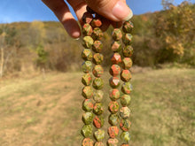 Charger l'image dans la galerie, Perles en unakite, forme diamant entre 6 et 10mm