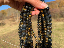 Charger l'image dans la galerie, Perles en oeil de tigre mélangé avec de l'oeil de faucon entre 6 et 10mm