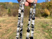 Charger l'image dans la galerie, Perles en quartz avec inclusions de tourmaline forme carré entre 5 et 9mm