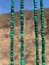 Charger l'image dans la galerie, Perles en malachite, forme carré facetté.