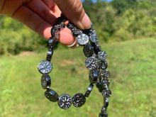 Charger l'image dans la galerie, Perles en hematite, forme arbre de vie