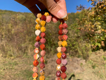 Charger l'image dans la galerie, Perles en jaspe mookaite forme diamant entre 6 et 10mm