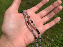 Charger l'image dans la galerie, Perles en quartz avec inclusions de tourmaline entre 4 et 12mm, QTU