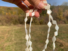 Charger l'image dans la galerie, Perles en nacre forme losange