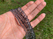 Charger l'image dans la galerie, Perles en quartz avec inclusions de tourmaline entre 4 et 8mm QTQ