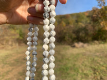 Charger l'image dans la galerie, Perles en howlite, forme diamant entre 6 et 10mm