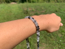 Charger l'image dans la galerie, Perles en quartz avec inclusions de tourmaline entre 4 et 12mm, QTU