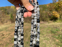 Charger l'image dans la galerie, Perles en quartz avec inclusions de tourmaline forme carré entre 5 et 9mm