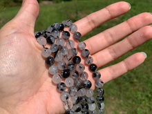 Charger l'image dans la galerie, Perles en quartz avec inclusions de tourmaline entre 8 et 12mm, QTT