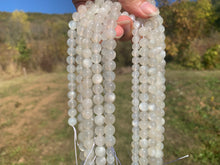 Charger l'image dans la galerie, Perles en pierre de lune blanche entre 6 et 10mm PLBT