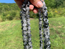 Charger l'image dans la galerie, Perles en quartz avec inclusions de tourmaline entre 8 et 12mm, QTT