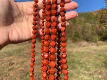 Charger l'image dans la galerie, Perles en jaspe rouge, forme diamant entre 6 et 10mm