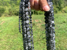 Charger l'image dans la galerie, Perles en quartz avec inclusions de tourmaline entre 4 et 10mm, QTD