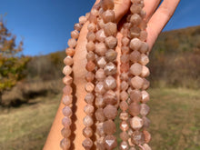 Charger l'image dans la galerie, Perles en pierre de lune pêche, forme diamant entre 8 et 10mm