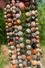 Charger l'image dans la galerie, Perles en jaspe polychrome, forme diamant entre 6 et 10mm