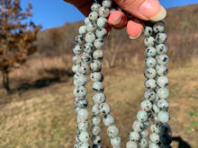 Charger l'image dans la galerie, Perles en jaspe sésame entre 6 et 10mm