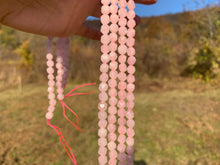 Charger l'image dans la galerie, Perles en quartz rose, forme diamant entre 6 et 10mm