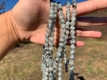 Charger l'image dans la galerie, Perles en jaspe sésame entre 6 et 10mm
