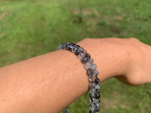 Charger l'image dans la galerie, Perles en quartz avec inclusions de tourmaline entre 4 et 10mm, QTD