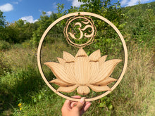 Charger l'image dans la galerie, Lotus avec Om en bois