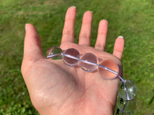 Charger l'image dans la galerie, Perles en cristal de roche quasiment sans inclusions entre 2 et 20mm