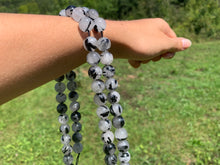 Charger l'image dans la galerie, Perles en quartz avec inclusions de tourmaline entre 8 et 12mm, QTT