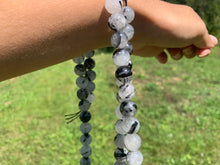 Charger l'image dans la galerie, Perles en quartz avec inclusions de tourmaline entre 4 et 12mm, QTU