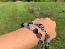 Charger l'image dans la galerie, Perles en quartz avec inclusions de tourmaline entre 4 et 12mm, QTU