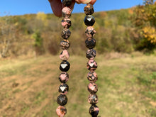 Charger l'image dans la galerie, Perles en rhodonite, forme diamant entre 6 et 10mm