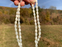 Charger l'image dans la galerie, Perles en nacre blanche forme goutte