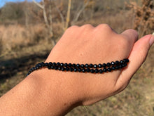 Charger l'image dans la galerie, Perles en spinelle noir facetté entre 2 et 4mm