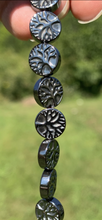 Charger l'image dans la galerie, Perles en hematite, forme arbre de vie