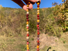 Charger l'image dans la galerie, Perles en jaspe mookaite forme diamant entre 6 et 10mm